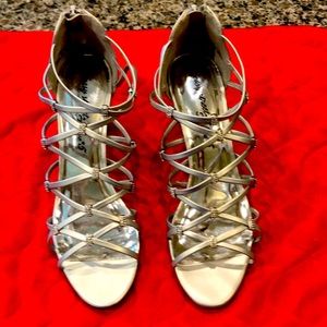 Easy Street Alive 5 Silver Women’s Silver Sparkling Nightingale Sandals 8N